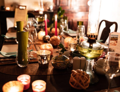 Les chambres d’hôtes se situent au sein d’une ancienne magnanerie de grande superficie au cœur d’un petit vallon, entourée par la tranquillité des bois. La maison possède une terrasse orientée plein sud permettant de profiter d’une vue imprenable sur les Cévennes. De nombreux sentiers de promenade invitent à la découverte des vals environnants.