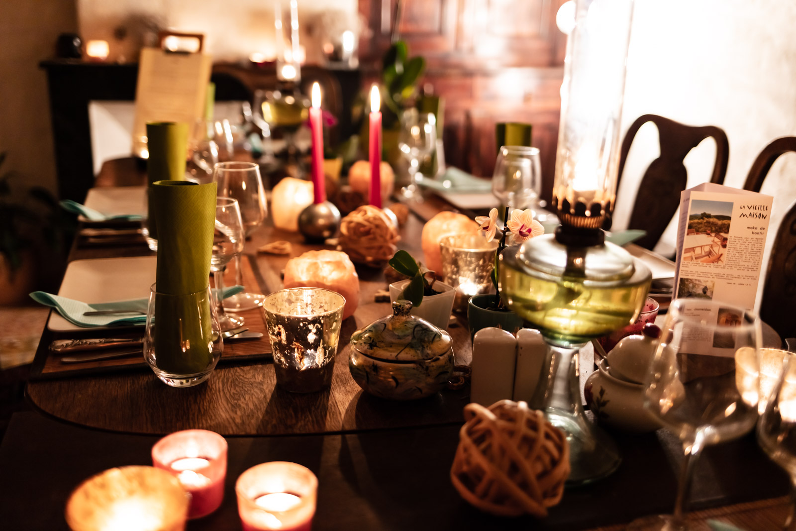 Les chambres d’hôtes se situent au sein d’une ancienne magnanerie de grande superficie au cœur d’un petit vallon, entourée par la tranquillité des bois. La maison possède une terrasse orientée plein sud permettant de profiter d’une vue imprenable sur les Cévennes. De nombreux sentiers de promenade invitent à la découverte des vals environnants.